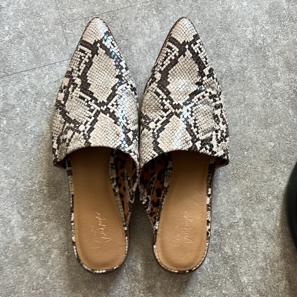 Pointy snake skin mules - Picture 2 of 3